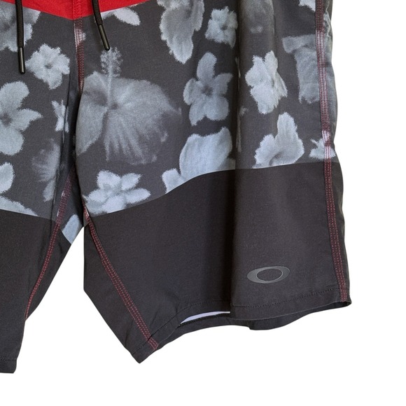 Oakley Board Shorts Men's 38 Color‎ Block Swimming Swim Trunks Red Gray Floral - Picture 4 of 12